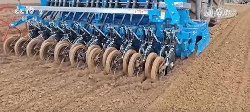 多举措协同全力推进秋收 高科技农机与时间赛跑 抢收抢种